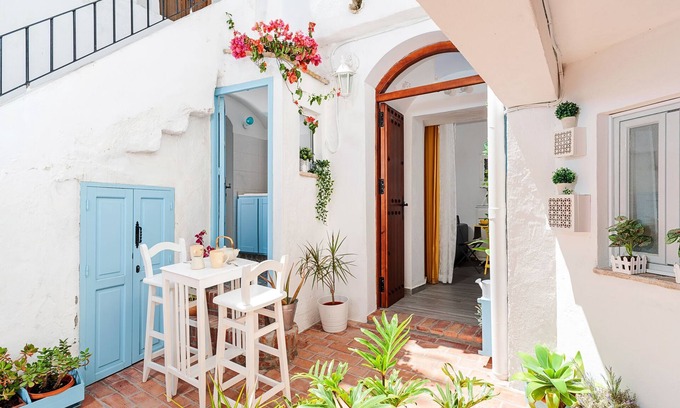 San Ambrosio House | Newly Renovated Child-friendly Apartment with Patio and TV
