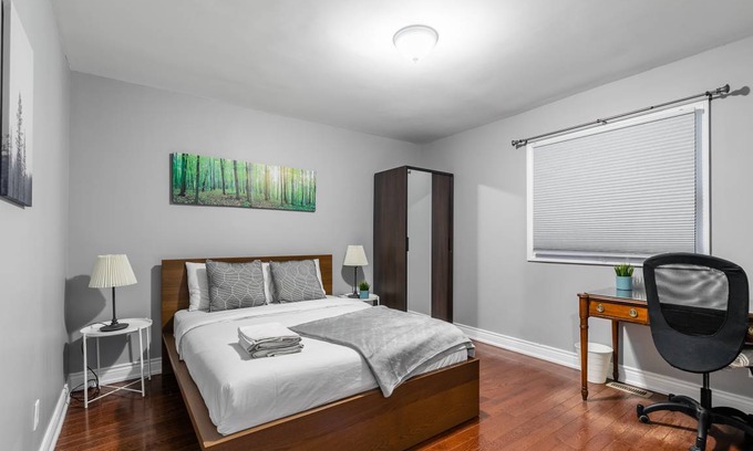 Little Italy Apartment | Newly Renovated - Modern 3BR Apartment - Trinity Bellwoods!