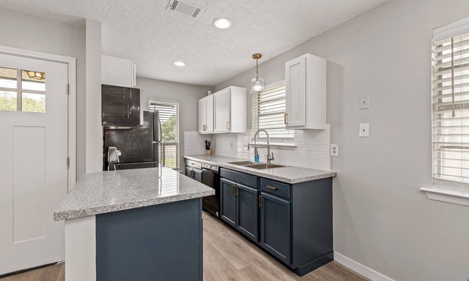 Villa West House | NEWLY Renovated 2b/1b ~ 2 Miles from CAMPUS!