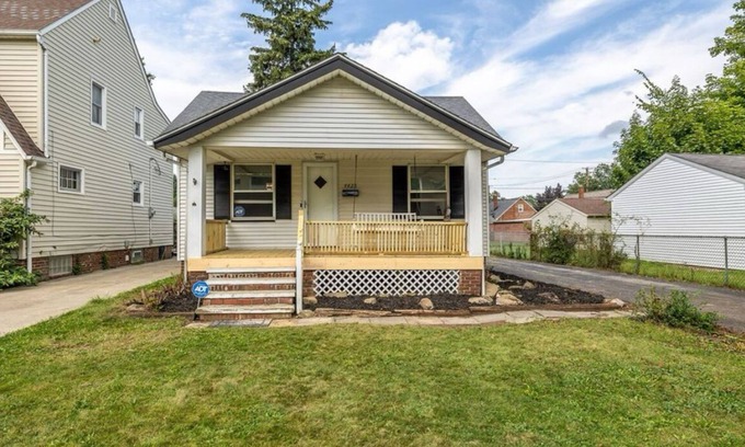 South Euclid House | NEWLY RENOVATED 2BD HOUSE! ONLY 5.5mi from Cleveland Clinic Main Campus