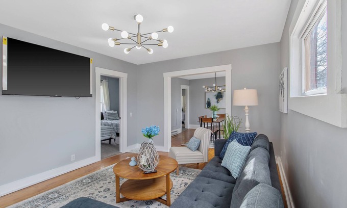 Westside Apartment | Newly Renovated 2BR Apt Near SU, Zoo, Destiny USA & Downtown