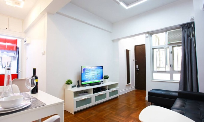 Causeway Bay Apartment | Newly renovated (8B) Explore like a local