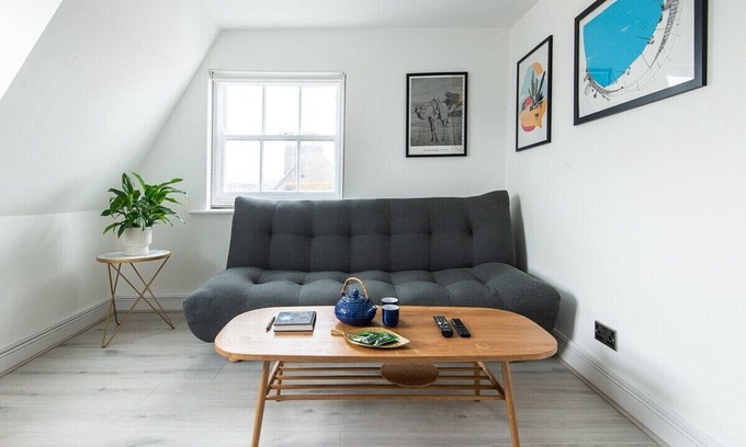 Kemptown Apartment | Newly Renovated Central 99 steps to the Sea