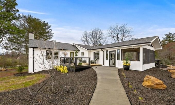 Mills River Other | Newly renovated, convenient to area attractions yet very serene