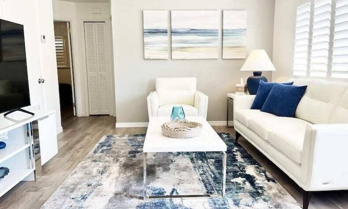 Solana Apartment | Newly Renovated - Modern Apartment 3 of 4