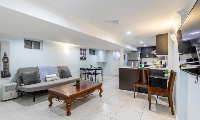 Little Italy Apartment | Newly Renovated - Modern 2BR Apartment - Trinity Bellwoods!