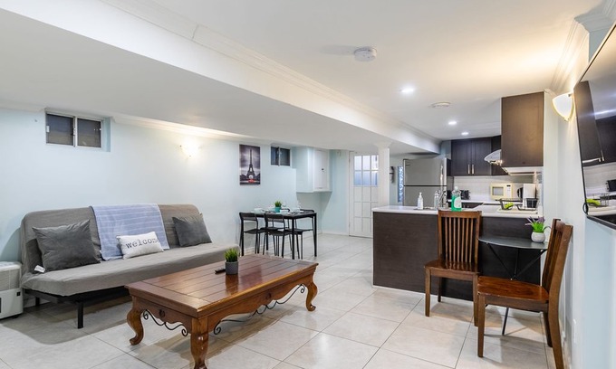 Little Italy Apartment | Newly Renovated - Modern 2BR Apartment - Trinity Bellwoods!
