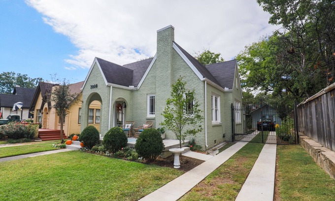 Heights House | Newly Restored 2BR Heights Cottage