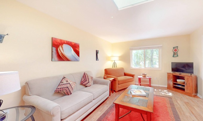 Northeast Santa Fe Apartment | Newly Updated El Matador Condo with Library & Fireplace | Walk to the Plaza