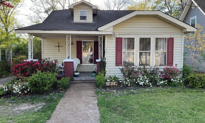 Jonesboro House | NEWLY Updated~Quiet,3-BR,2-BA Home~Jonesboro. Dog friendly. 1 mile from downtown