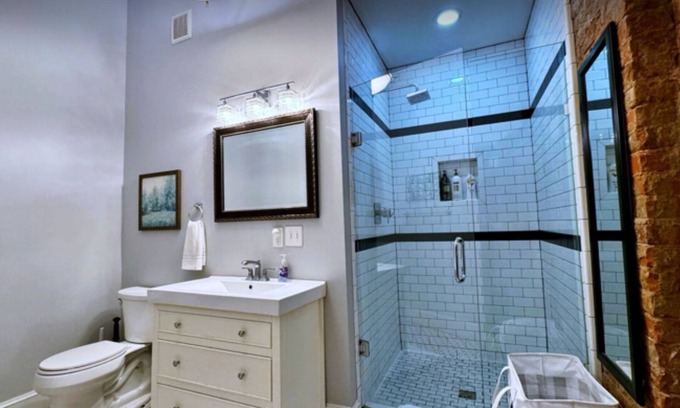 Newport Apartment | NEWPORT INN #4 - NO CLEANING FEES! FREE PARKING! WALK TO GAMES AND CONCERTS!