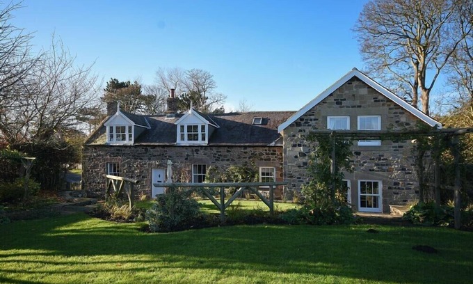Newton by the Sea Cottage | NEWTON COTTAGE, pet friendly, with a garden in Newton-By-The-Sea