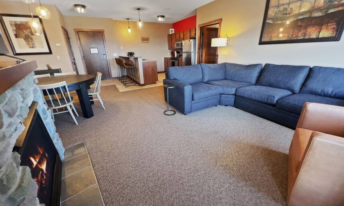 Snowshoe Apartment | Next to Slopes Underground Parking Hot Tubs Locker