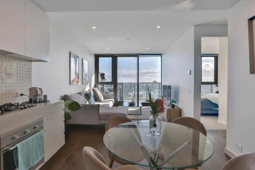 Glen Waverley Apartment | Next to 'The Glen Shopping Centre' Apartment