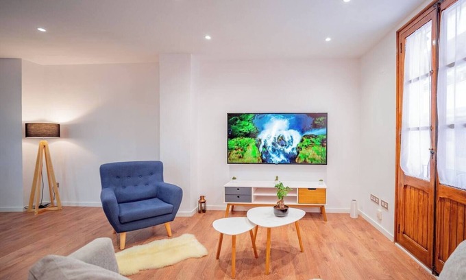 El Pilar Apartment | Next to the Silk Exchange and Central Market