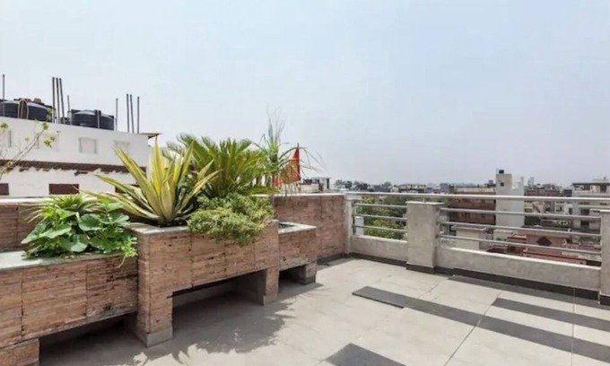Saket Apartment | Nextto Metro, Free Breakfast & wifi