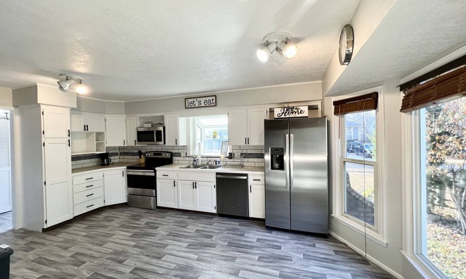 Grandview House | Nice and Large House Near Longview lake