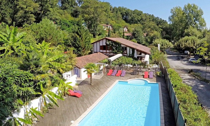 La Bastide-Clairence Apartment | Nice apartment for 4 people with pool, WIFI, TV, terrace, pets allowed and parking