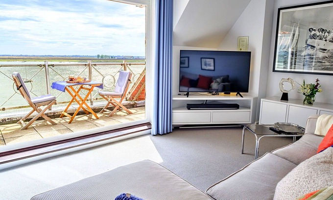 Burnham-on-Crouch Apartment | Nice apartment for 5 guests with WIFI, balcony, pets allowed and parking