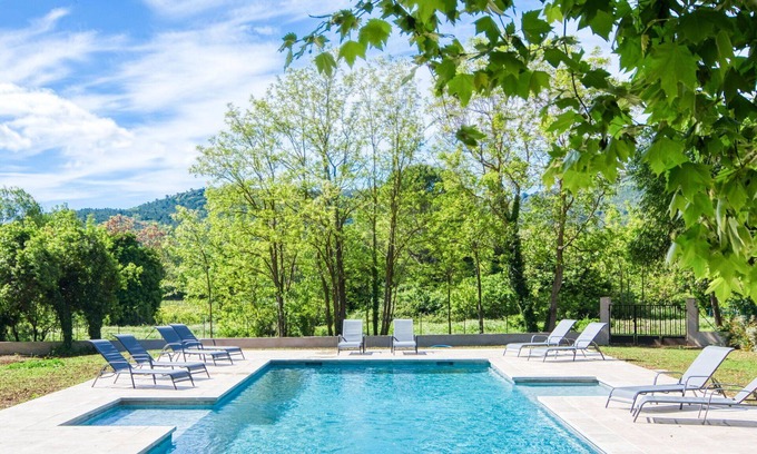 Besse-sur-Issole House | Nice apartment in villa for 4 people with pool, WIFI, TV, terrace and parking