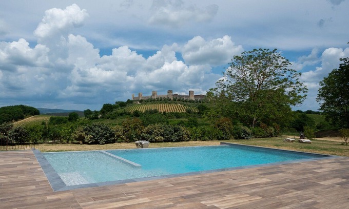 Monteriggioni Apartment | Nice apartment for 2 guests with WIFI, pool, A/C, TV and pets allowed, close to Siena