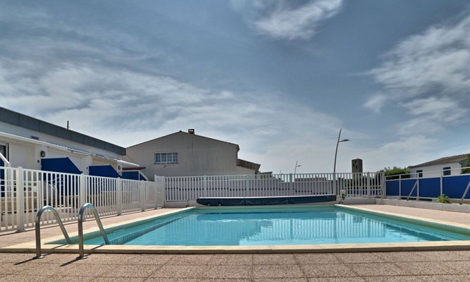 La Cotiniere Apartment | Nice apartment for 4 guests with WIFI, pool, TV, terrace and pets allowed
