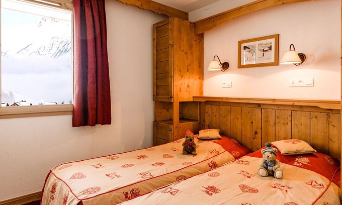 La Toussuire Apartment | Nice apartment for 8 people with pool, WIFI, TV, balcony and pets allowed