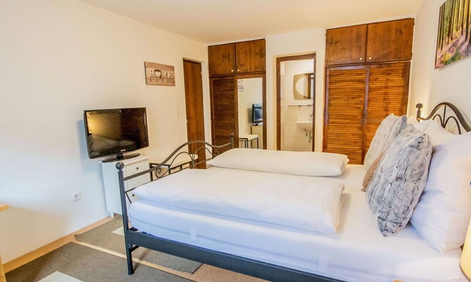 Axams Apartment | Nice apartment for 2 guests with WIFI, TV and pets allowed