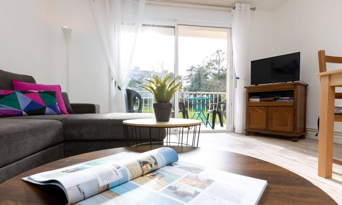 La Madeleine-Bellevue Apartment | Nice apartment for 4 guests with WIFI, TV, balcony, pets allowed and parking