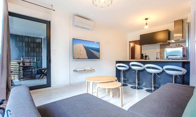 Bassins a Flot Apartment | Nice apartment for 4 with parking, near Cité du Vin