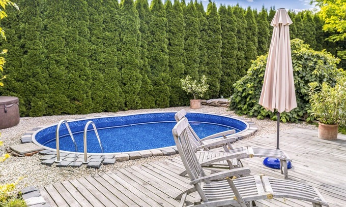 Lukavice Apartment | Nice apartment for 6 guests with pool, WIFI, TV, patio and parking