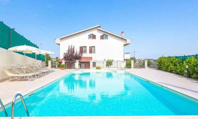 Collecorvino Apartment | Nice apartment for 6 people with private pool, WIFI, A/C, TV, patio, pets allowed and parking