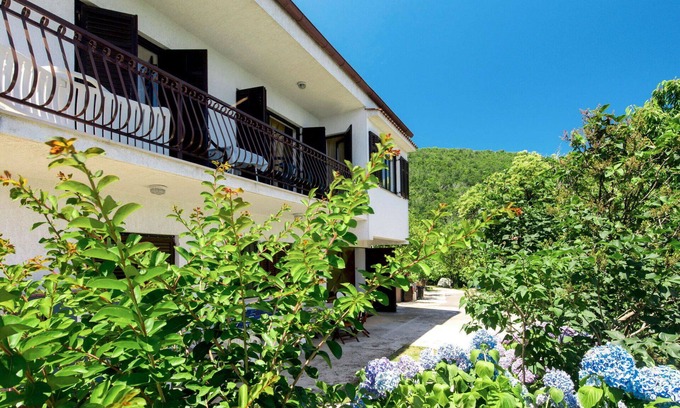 Opatija Apartment | Nice apartment for 6 people with WIFI, A/C, TV, patio and pets allowed