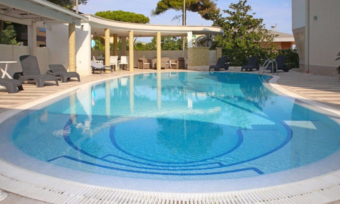 Terracina Apartment | Nice apartment for 8 people with A/C, WIFI, pool, TV, balcony and pets allowed