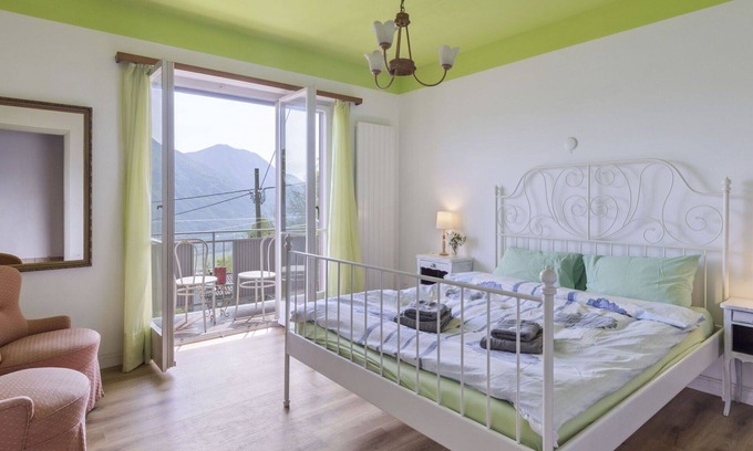 Riazzino Apartment | Nice apartment for 8 people with WIFI, patio, pets allowed, panoramic view and parking