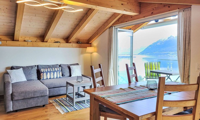 Porto Ronco Apartment | Nice apartment for 4 people with WIFI, TV, balcony, pets allowed and panoramic view