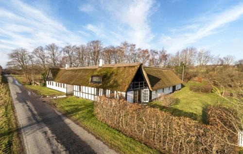 Ronde Apartment | Nice Apartment In Rønde With Wifi