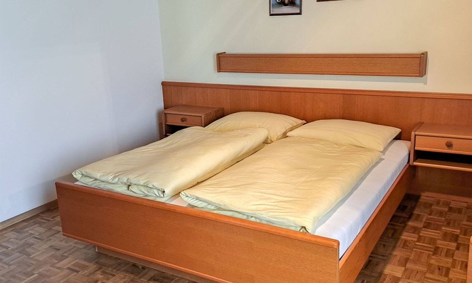 Oberwang Villa | Nice apartment in villa for 5 guests with WIFI, TV and balcony