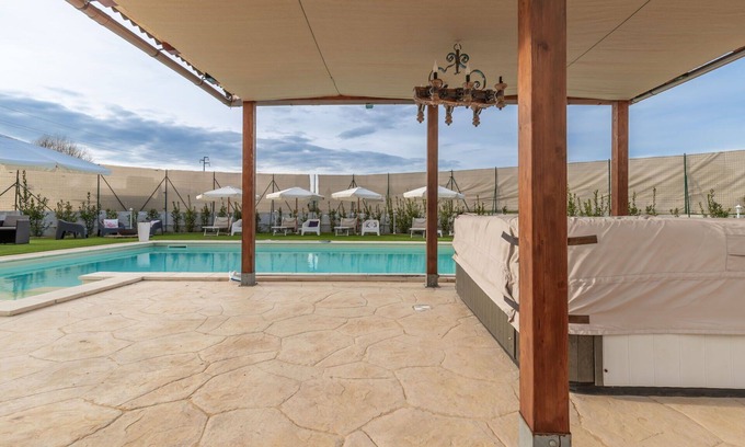 Osimo Villa | Nice apartment in villa for 4 guests with A/C, WIFI, pool, TV and parking, close to Porto Recanati
