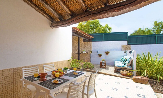 Mem Moniz House | Nice apartment in villa for 4 people with pool, A/C, WIFI, TV and patio