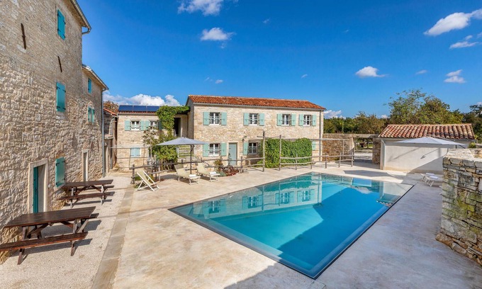 Karlovici Apartment | Nice apartment in Zminj with WiFi