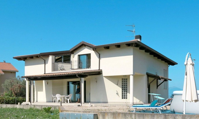 Tortoreto Apartment | Nice apartment for 6 guests with hot tub, pool, WIFI, TV, terrace, pets allowed and parking