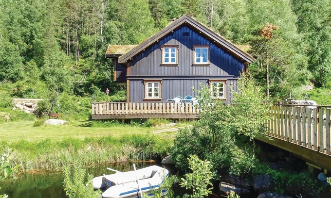 Kvinesdal House | Nice cottage on Grasåstunet with idyllic location by a small private lake.