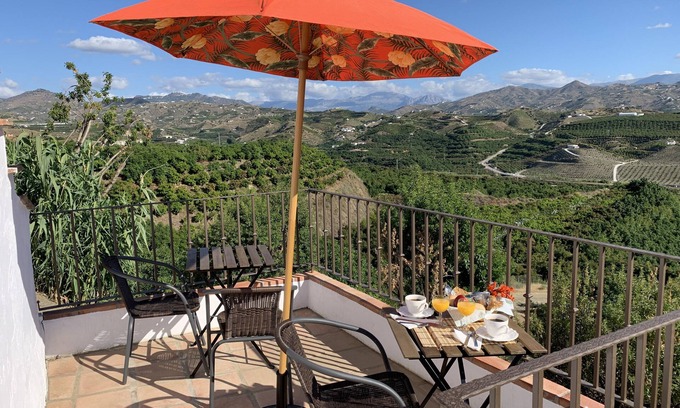 Benamocarra House | Nice holidays in a finca with pool close to the beach
