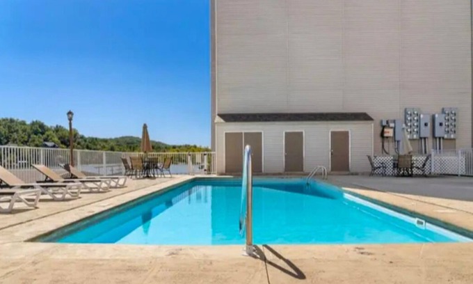 Camdenton Condo | Nice, HOA POOL, dock