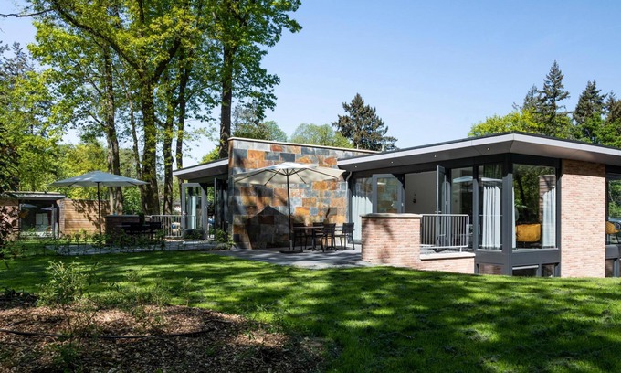 Zon en Schild House | Nice holiday home in a wooded area