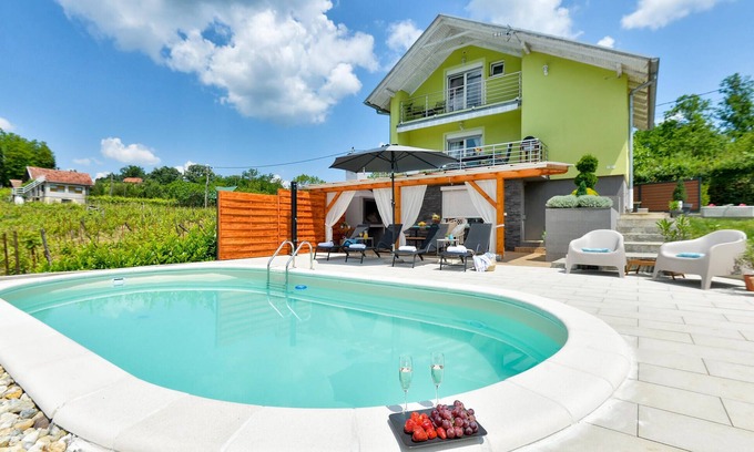Popovaca House | Nice home in Popovaca with sauna