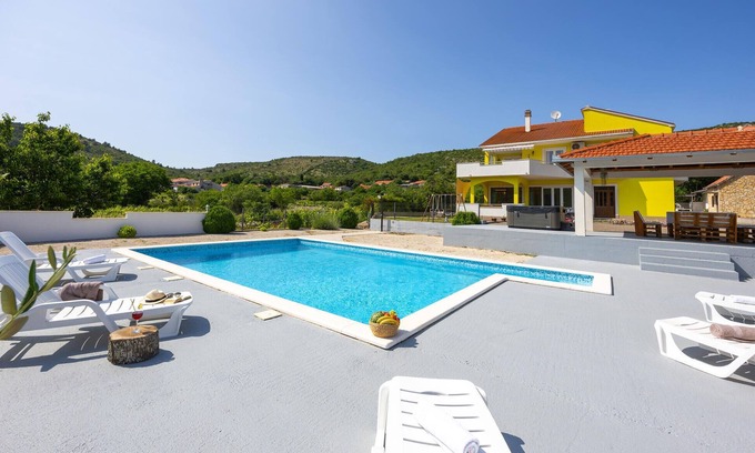 Primorski Dolac House | Nice home in Primorski Dolac with sauna