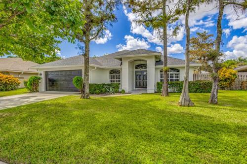 Wellington House | Nice neighborhood Pool, Office, 4 TVs, King b, BBQ