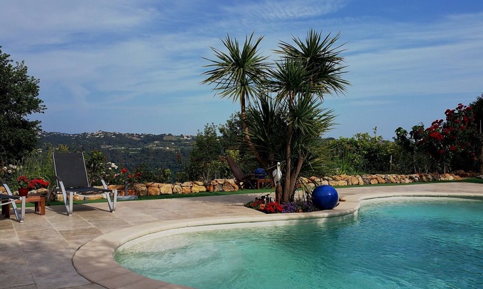 Gattieres House | Nice Provencal villa with pool at the foot of the medieval village of Gattieres